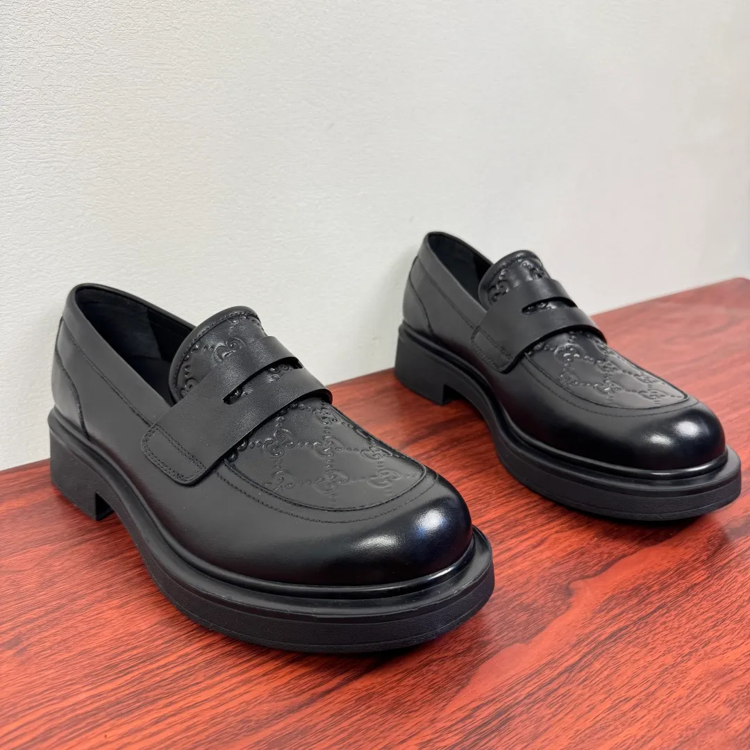 Batch 780 Gucci/Gucci new men's loafers with GG details, thick-soled slip-ons! The design of this men's lace-up shoe is rooted in the brand's heritage. It is carefully crafted from high-quality calfskin/open-edge beaded cowhide/suede cowhide. It is made of various leather types and is embellished with GG printed embossed suede leather details, which pays homage to Gucci's classic monogram. The rubber sole with GG pattern adds a modern touch to the design. Classic and simple sponge cake style design. European and American classic version, full calfskin lining. The overall upper texture is soft. The lining is comfortable and breathable. 2CM thickened soft rubber sole, easy to control. Versatile and stylish on the foot. Available in multiple colors to meet different matching needs. Full package! Size: 39-40-41-42-43-44 leather shoe size (can be customized to 38.45.46) Item number: 7826 Loafers smooth cowhide
